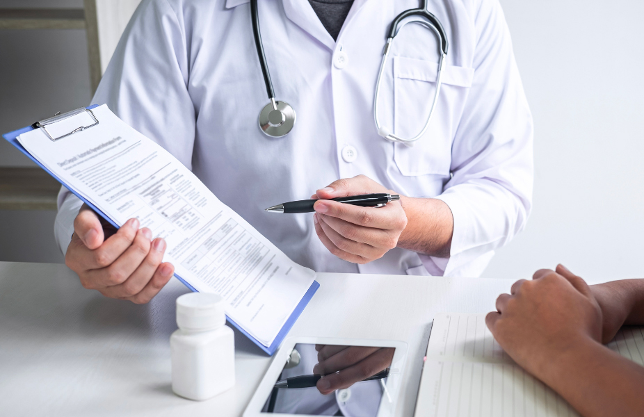 Medico durante una consulenza informativa presso il Centro Medico San Giovanni Battista